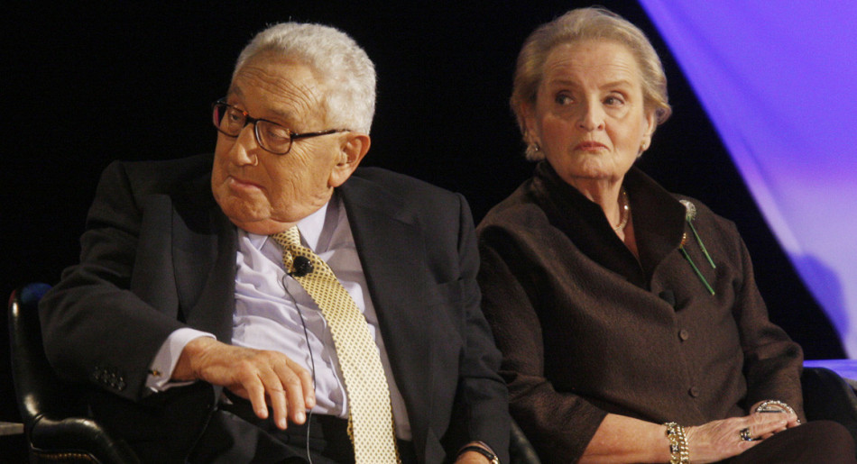 Ha inizio la pulizia, il Presidente Trump rimuove Kissinger, Albright e altri