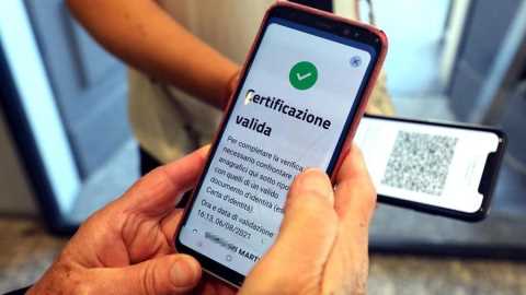 Green pass falsi a politici, vip e imprenditori: indagato medico della Roma bene
